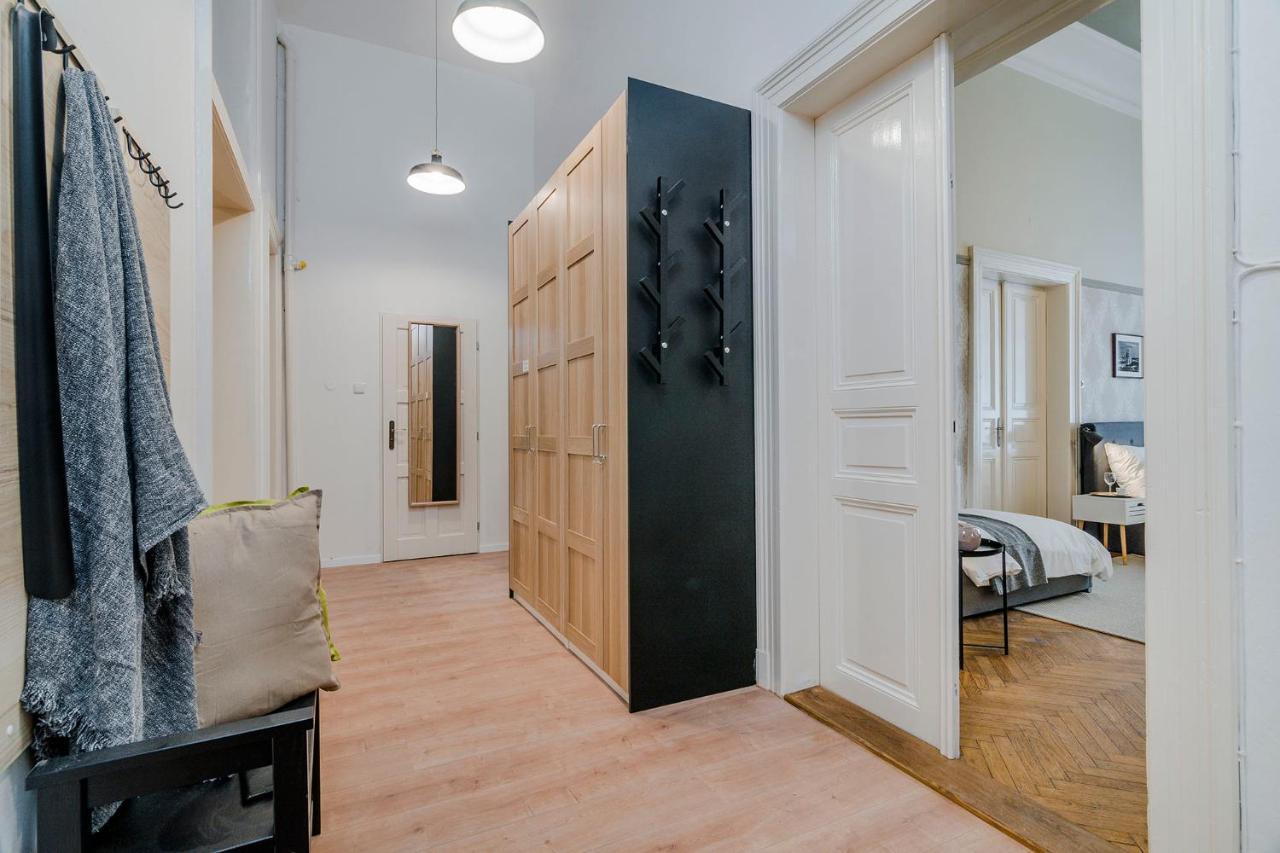 Modern&huge Apts In Center By Michal&friends Apartment